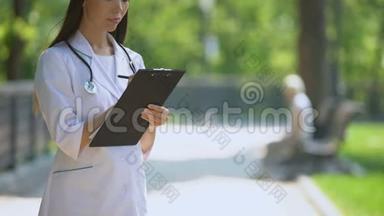 医务工作者在公园填写医疗数据，妇女在后台吸烟